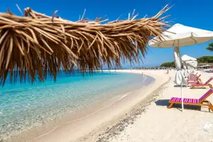 Der goldene Strand von Protaras lädt zum Entspannen ein – ideal für Familienurlaub an Zyperns Küste